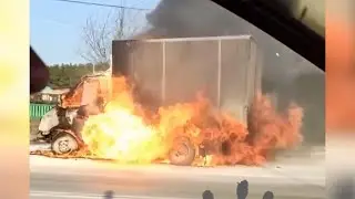 Горящий газ под давлением вырывается из пылающей 