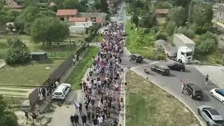 VIORE SE ZASTAVE: Srpski rodoljubi idu ka Sremskim Karlovcima
