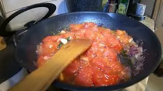 spaghetti en crema de tomates , pimientos rojos,tomates secos
