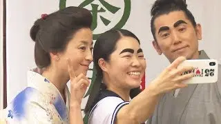 本木雅弘がイモト眉毛でニッコリ記念撮影　サントリー 緑茶 『伊右衛門』「こころの茶屋 太眉 」篇 新 TV-CM