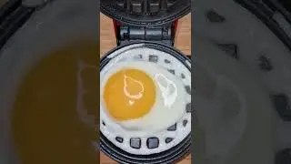 Egg Sunny-Side Up in Chaffle maker 😋 #shorts #asmr #satisfying