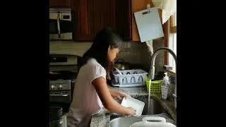 help mom washing dishes