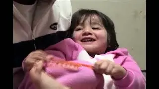 すがや先生と竹中先生の発音も教える娘（دختر من همچنین به سوگایا سنسی و تاکناکا سنسی تلفظ یاد می&zwnj;دهد.