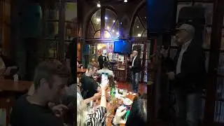 Carlos Perrone en La Barberia. Desconf&iacute;o.