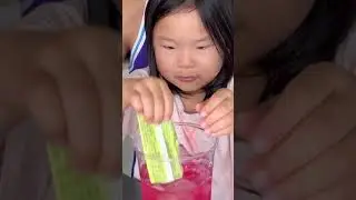 Making a strawberry popsicle refresher at the convenience store in Korea!