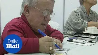 Archive: Kenny Baker signing autographs for Star Wars fans - Daily Mail