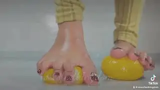 Lemon foot crushing