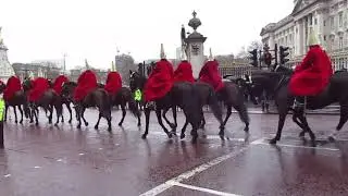 Лондон - Бывший конный полк (HCMR) прибывает в Букингемский дворец