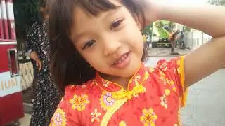 Street paving project watching! Lihat proses pengecoran jalan. A Multilingualkids activity