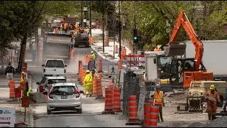 Dashboard mounted camera goes through the snarled roads of Montreal