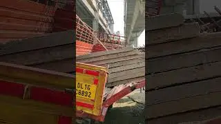 Accident Renault By metro worker #jasola #accidentnews #okhlanews #okhla #jasola #tribercar