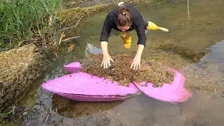 The girl picked up the sparkling pink clams, and the charming pearls inside were truly intoxicating