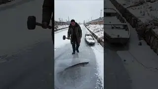 Большая щука застряла во льду