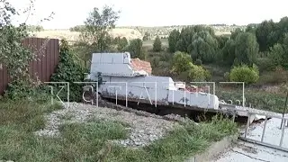 Жить в постепенно проваливающемся в бездну доме приходится жителям деревни Караулово