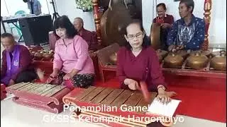 Penampilan pujian di iringi gamelan