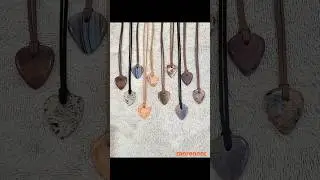 Украшения из камня, кулоны в виде гитарных медиаторов.