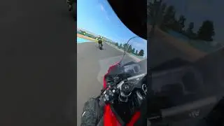 Ducati Panigale V4 2025 vs R1 GMT94 on track MicMac