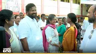 വോട്ട് ചെയ്ത് ഇറങ്ങിയ ശേഷം BJP സ്ഥാനാർഥി ശ്രീലേഖയോട് കുശലം ചോദിച്ച് ശബരീനാഥൻ