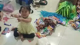 Mèo biết phụ mẹ làm công truyện rồi ạ