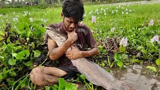 Amazing Hand Fishing 2026.   A Boy Catches Big Catfish In Bill Water.