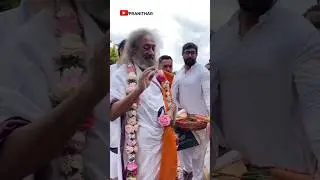 #srisriravishankar #gurudev #blessings #devotees #moments #viral #youtubeshorts @pranithar#video 🌺