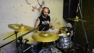 N&eacute;stor Elorriaga tracking Drums for Alien Device.