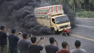 Aksi Nekat Mengganjal Truk di Tengah Kepulan Asap #viral #truck 