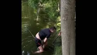 Extreme carp fishing - the fisherman's jump / Экстремальная ловля карпа - прыжок рыбака