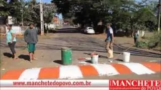 Morador cansa de esperar e pinta quebra mola