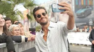 Llegada de  Mario Casas y Alberto San Juan ''La cena / The Dinner'' (RTVE) 2025