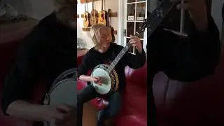 Blues guitarist tries a banjo for the first time at #twangcentral