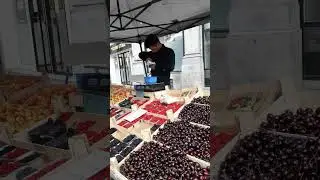 Penjual buah buahan musiman