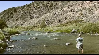 Рыбалка в ущелье Рио-Гранде в Таосе, Нью-Мексико