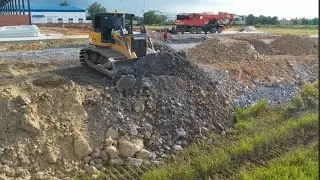 Machinery power SHANTUI DH17 C3 Pushing stones to fill the road with dump truck 25Ton Unloading 
