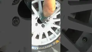 Super Pulizia e preparazione del treno gomme prima della prova speciale al rally