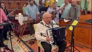 Vos sos el Dios de los pobres. Carlos Mejia Godoy canta la Misa Campesina en Chicago