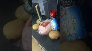 Свинина с мятным соусом, картофелем и горошком