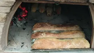 Baguettes de pain dans un four maximus