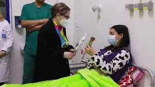 رئيسة الحكومة السيدة نجلاء بودن رمضان تعود المقيمين بمعهد صالح عزيز