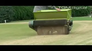Top Dresser Erikana em funcionamento em capo de golf