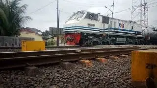 ZENDRA HUNTING KERETA API PERTAMINA CC 204.08.02 MELINTAS DI PERLINTASAN PELAWARAN