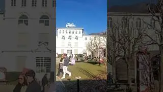 Винтажный поезд перед шоколадной фабрикой Cailler!