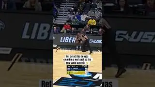 Classy move by referee Roger Ayers 🫡