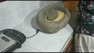 , cocina vegetariana, atravez de un metate para moler garbanzos