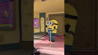 Minion Singing YMCA 🎶🕺 (Universal Orlando)