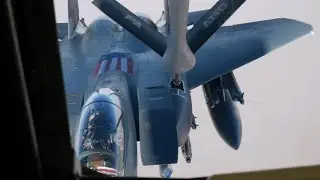 F-15E Strike Eagle s&atilde;o reabastecidos por aeronave KC-135 Stratotanker