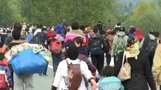 Migrants arrive in Botovo by train, continue towards Hungary