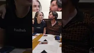 Сир пытается украсть персиковые банки в ресторане