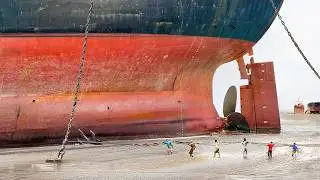 What Happens When Gigantic Retired Ships End Up on Pakistani Beaches