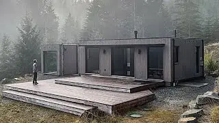 Внутри сборного дома площадью 750 квадратных футов, уединенного в лесу.
